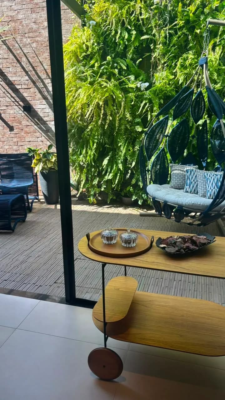 Carrinho de madeira com chá ao lado do jardim
